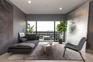 На фото: открытая гостиная комната среднего размера в современном стиле с серым полом с
