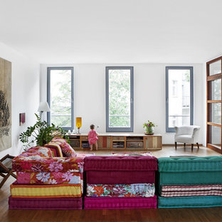 Foto di un grande soggiorno boho chic chiuso con pareti bianche, parquet scuro e nessun camino
