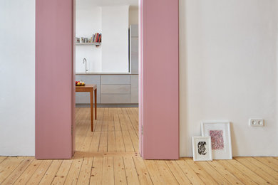 Mittelgroßes, Fernseherloses, Offenes Modernes Wohnzimmer ohne Kamin mit hellem Holzboden in Leipzig