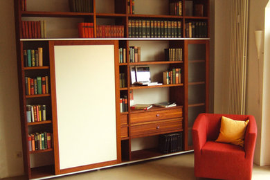 Ejemplo de salón abierto contemporáneo de tamaño medio con paredes blancas, suelo de madera clara y suelo marrón