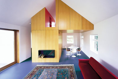 Repräsentatives, Mittelgroßes Modernes Wohnzimmer mit weißer Wandfarbe, Kamin und Kaminumrandung aus Holz in Stuttgart
