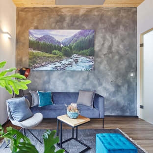 Mittelgroßes, Abgetrenntes Modernes Wohnzimmer mit weißer Wandfarbe, hellem Holzboden, braunem Boden, Holzdecke und Tapetenwänden in Stuttgart