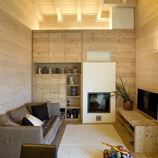 Kleines, Abgetrenntes Asiatisches Wohnzimmer mit beiger Wandfarbe, hellem Holzboden, freistehendem TV, beigem Boden, Kaminofen und verputzter Kaminumrandung in München
