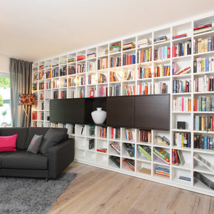Moderne Bibliothek mit hellem Holzboden und beigem Boden in Hamburg