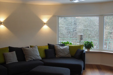 Modernes Wohnzimmer mit weißer Wandfarbe in Frankfurt am Main