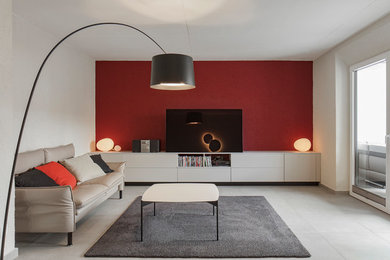 Mittelgroßes, Abgetrenntes Modernes Wohnzimmer ohne Kamin mit weißer Wandfarbe, freistehendem TV und grauem Boden in München