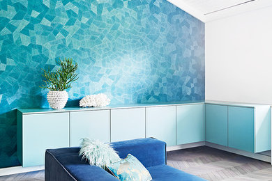 Abgetrenntes, Großes Maritimes Wohnzimmer mit blauer Wandfarbe in Nürnberg