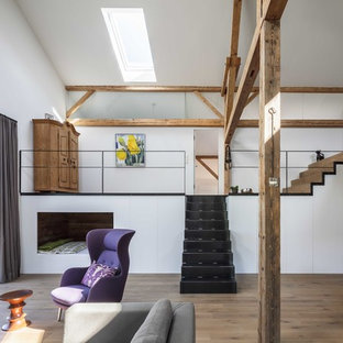 Mittelgroßes, Offenes Landhausstil Wohnzimmer mit weißer Wandfarbe, braunem Holzboden und braunem Boden in München