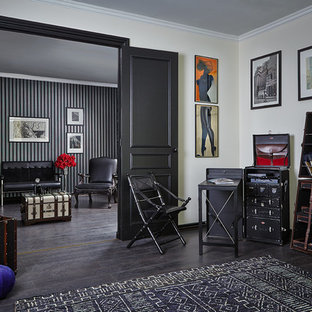 Modelo de salón bohemio con paredes amarillas y suelo de madera oscura