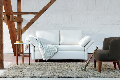 Imagen de sala de estar abierta contemporánea grande con paredes blancas, suelo de madera clara y suelo beige