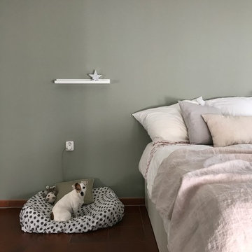 Schlafzimmer mit heller Grüner Wand und Samtvorhängen