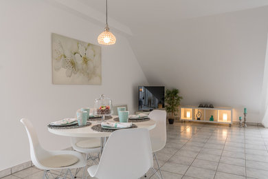 Großes Landhausstil Wohnzimmer ohne Kamin mit weißer Wandfarbe, Porzellan-Bodenfliesen und weißem Boden in Düsseldorf
