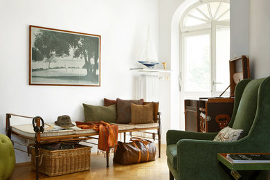 Modelo de salón para visitas cerrado tropical de tamaño medio sin chimenea y televisor con paredes blancas y suelo de madera en tonos medios