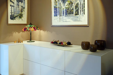 Abgetrenntes, Großes Modernes Wohnzimmer mit hellem Holzboden, freistehendem TV und beiger Wandfarbe in Sonstige