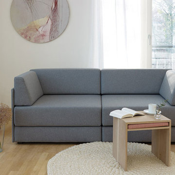 Skandinavisches Wohnzimmer mit grauer Couch