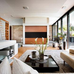 Repräsentatives, Geräumiges Modernes Wohnzimmer ohne Kamin, im Loft-Stil mit beiger Wandfarbe, braunem Holzboden und beigem Boden