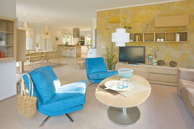 Offenes Mediterranes Wohnzimmer mit beiger Wandfarbe, Teppichboden, Eckkamin und freistehendem TV in Sonstige