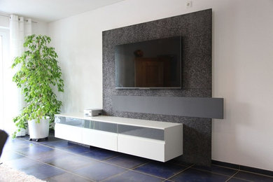 Großes, Repräsentatives, Abgetrenntes Modernes Wohnzimmer mit weißer Wandfarbe, Keramikboden, Multimediawand und blauem Boden in Stuttgart