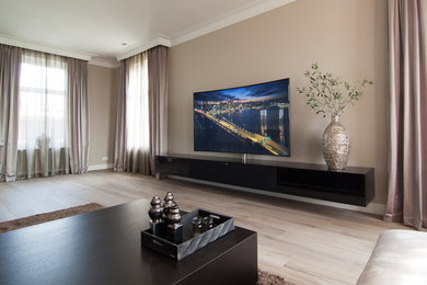 Geräumiges, Offenes Modernes Wohnzimmer mit beiger Wandfarbe, hellem Holzboden und freistehendem TV in Stuttgart
