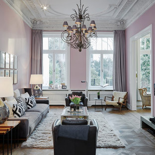 Großes, Offenes, Repräsentatives Klassisches Wohnzimmer ohne Kamin mit rosa Wandfarbe, braunem Boden und braunem Holzboden in Hamburg