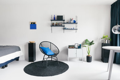 Diseño de sala de estar abierta escandinava pequeña con paredes blancas y suelo de cemento