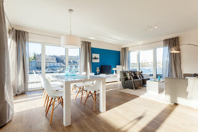 Großes, Offenes Modernes Wohnzimmer mit blauer Wandfarbe in Essen