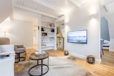 Kleines, Offenes Landhausstil Wohnzimmer mit grauer Wandfarbe, hellem Holzboden und TV-Wand in Sonstige