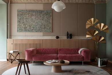 Mittelgroßes, Fernseherloses Mid-Century Wohnzimmer ohne Kamin mit grüner Wandfarbe, braunem Holzboden und braunem Boden in Berlin