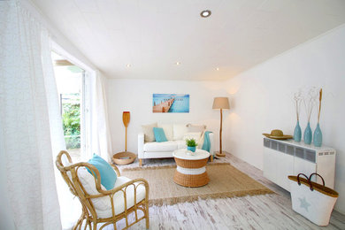 На фото: гостиная комната среднего размера в морском стиле с