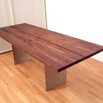 Tisch in Nussbaum mit Edelstahl-Untergestell
