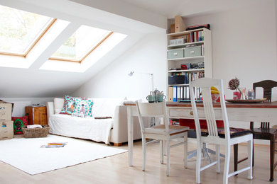 Geräumiges Nordisches Wohnzimmer im Loft-Stil mit weißer Wandfarbe und hellem Holzboden in Berlin