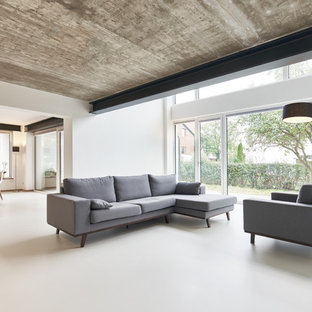 Geräumiges, Offenes Industrial Wohnzimmer mit weißer Wandfarbe und Linoleum in Sonstige