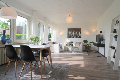 Modernes Wohnzimmer mit Laminat in Sonstige