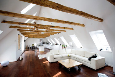 Geräumiges, Repräsentatives, Offenes Modernes Wohnzimmer mit weißer Wandfarbe, dunklem Holzboden und braunem Boden in München