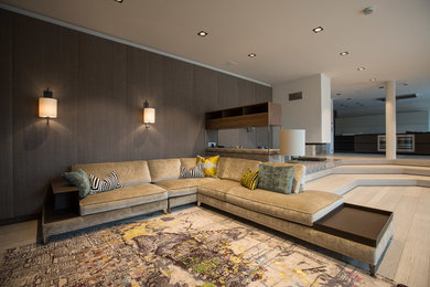 Repräsentatives, Offenes Modernes Wohnzimmer mit weißer Wandfarbe und hellem Holzboden in Sonstige