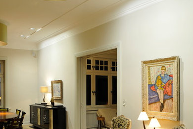 Repräsentatives, Offenes Modernes Wohnzimmer mit beiger Wandfarbe und hellem Holzboden in Hamburg