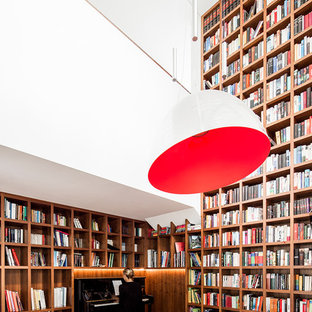 Mittelgroße, Fernseherlose, Abgetrennte Moderne Bibliothek ohne Kamin mit weißer Wandfarbe, braunem Holzboden und braunem Boden in München