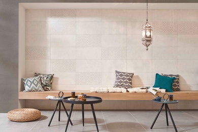 Fernseherloses Nordisches Wohnzimmer ohne Kamin mit beiger Wandfarbe und braunem Boden in Sonstige