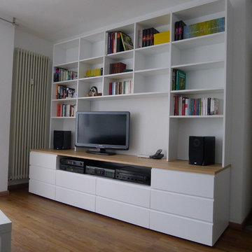 Weiße Wohnwand mit Regal und Schubladen
