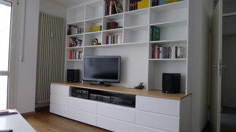 Weiße Wohnwand mit Regal und Schubladen