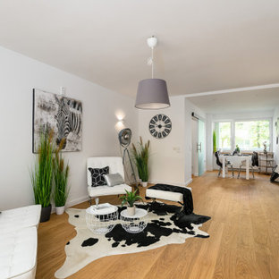 Mittelgroßes, Offenes Klassisches Wohnzimmer mit weißer Wandfarbe, braunem Holzboden und braunem Boden in München