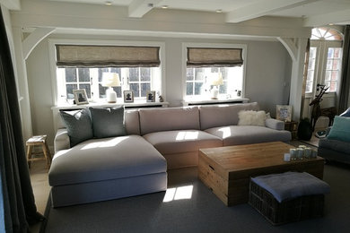 Imagen de sala de estar cerrada de estilo de casa de campo de tamaño medio sin chimenea con paredes grises, suelo de madera en tonos medios y suelo marrón