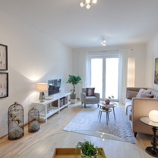 Mittelgroßes, Abgetrenntes Modernes Wohnzimmer ohne Kamin mit weißer Wandfarbe, Laminat, freistehendem TV und beigem Boden in Hannover