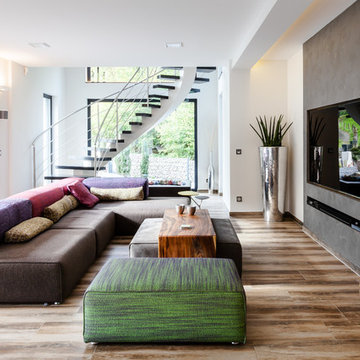 Wohnbereich mit brauner Couch und Multimediawand