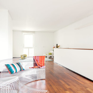 Großes, Repräsentatives, Fernseherloses Skandinavisches Wohnzimmer ohne Kamin, im Loft-Stil mit weißer Wandfarbe, dunklem Holzboden und braunem Boden in Düsseldorf