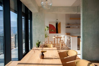 Großes Skandinavisches Wohnzimmer im Loft-Stil mit hellem Holzboden in Sonstige