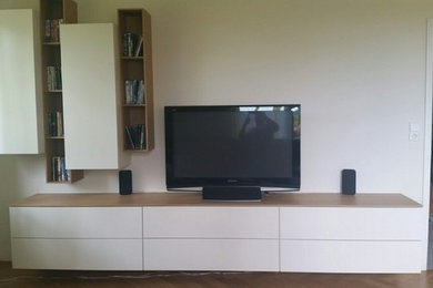 Großes, Offenes Wohnzimmer mit weißer Wandfarbe, hellem Holzboden und freistehendem TV in Stuttgart