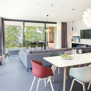 Mittelgroßes, Repräsentatives, Offenes Modernes Wohnzimmer mit weißer Wandfarbe, Wand-TV und grauem Boden