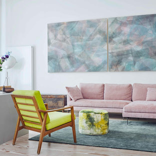 Fernseherloses, Mittelgroßes Modernes Wohnzimmer ohne Kamin mit weißer Wandfarbe, hellem Holzboden und braunem Boden in Düsseldorf
