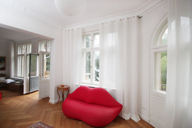 This is an example of a contemporary living room in Berlin.